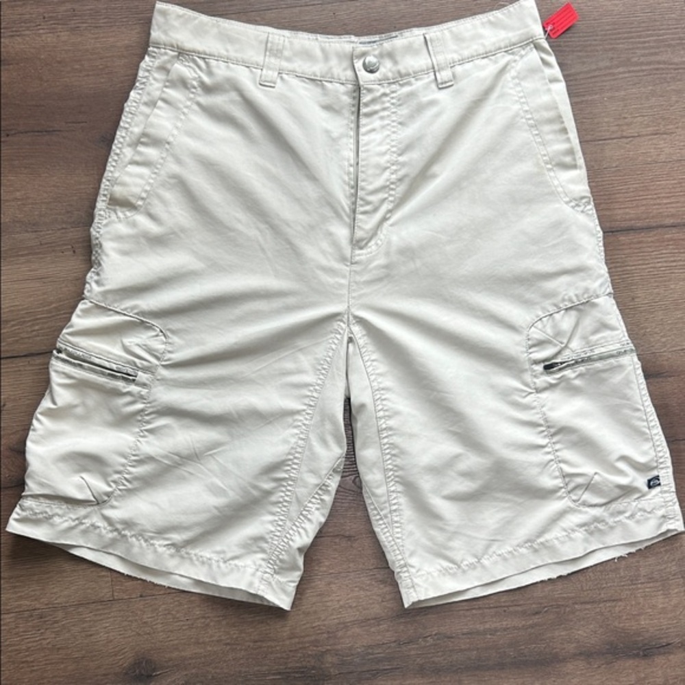 Quiksilver Vintage y2k Cream Cargo Shorts with Zip Pockets !! Size 31